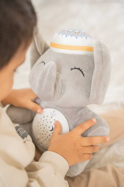 enfant tenant peluche veilleuse coranique éléphant gris avec motifs islamique doux et lumineux