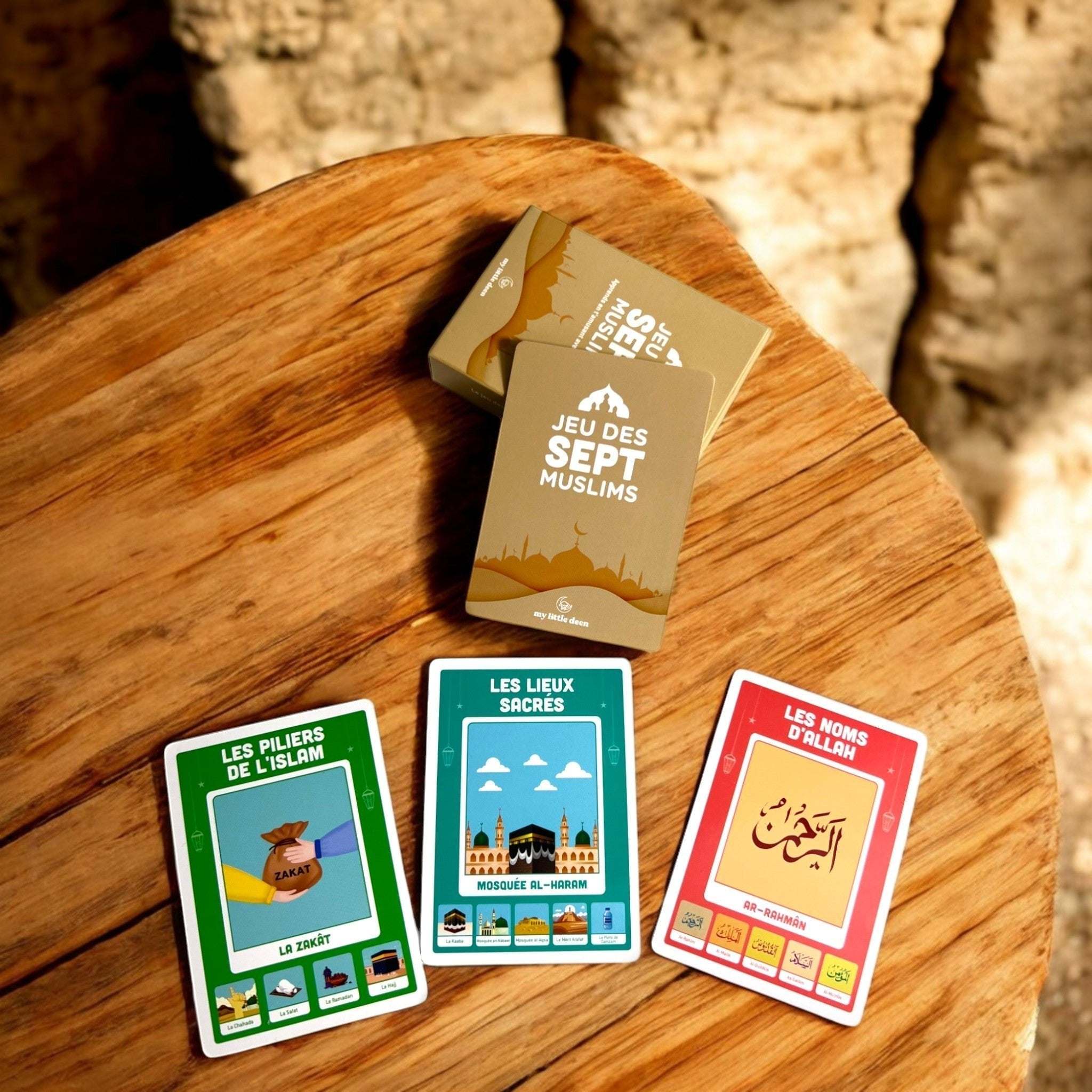 Jeu des 7 Muslims avec cartes éducatives sur l'Islam posé sur table en bois pour enfants.